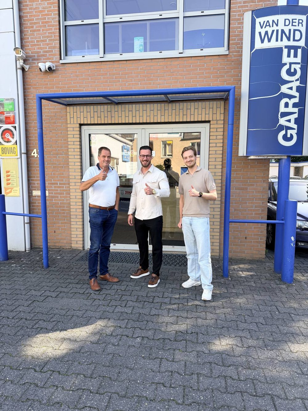Max met Wim en Niels van der Wind voor de garage